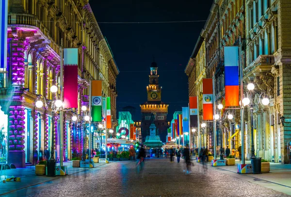 MILANO, İTALYA, 13 Mart 2016: Milano 'da Dante Caddesi üzerinden aydınlanan ve en sonunda Castello sforzesco olan gece manzarası.