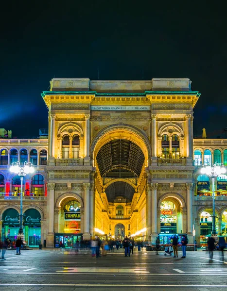 MILANO, İtalya, 13 Mart 2016: Milano 'daki dünyanın en eski alışveriş galerilerinden biri olan Vittorio Emanuele II galerisi