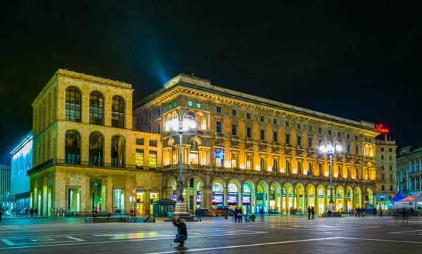 MILANO, İtalya, 13 Mart 2016: Milano, İtalya 'daki aydınlık Piazza del Duomo' nun gece görüşü
