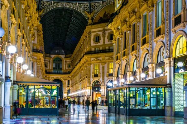 MILANO, İtalya, 13 Mart 2016: Milano 'daki dünyanın en eski alışveriş galerilerinden biri olan Vittorio Emanuele II galerisi