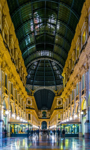 MILANO, İtalya, 13 Mart 2016: Milano 'daki dünyanın en eski alışveriş galerilerinden biri olan Vittorio Emanuele II galerisi