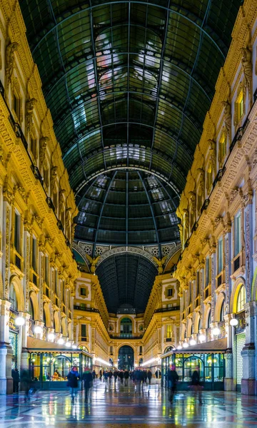 MILANO, İtalya, 13 Mart 2016: Milano 'daki dünyanın en eski alışveriş galerilerinden biri olan Vittorio Emanuele II galerisi