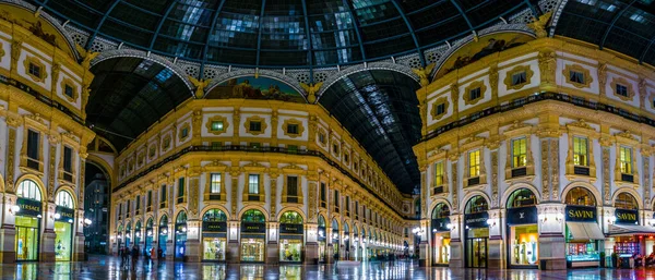 MILANO, İtalya, 13 Mart 2016: Milano 'daki dünyanın en eski alışveriş galerilerinden biri olan Vittorio Emanuele II galerisi
