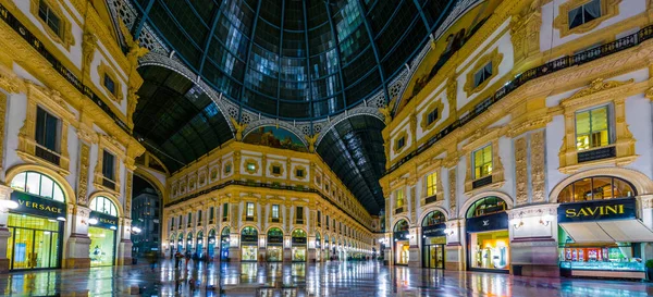 MILANO, İtalya, 13 Mart 2016: Milano 'daki dünyanın en eski alışveriş galerilerinden biri olan Vittorio Emanuele II galerisi