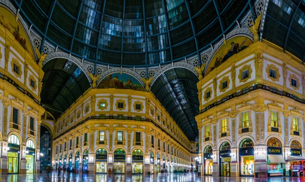 MILANO, İtalya, 13 Mart 2016: Milano 'daki dünyanın en eski alışveriş galerilerinden biri olan Vittorio Emanuele II galerisi