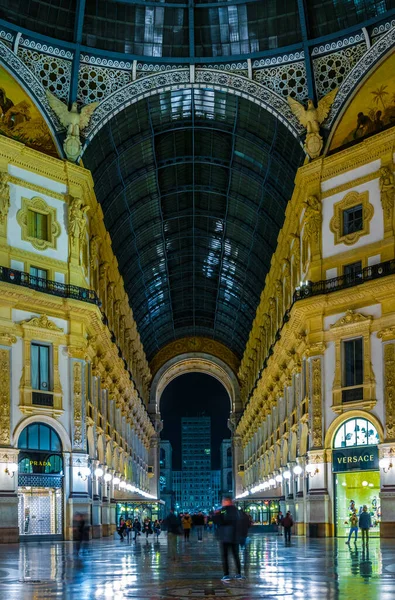 MILANO, İtalya, 13 Mart 2016: Milano 'daki dünyanın en eski alışveriş galerilerinden biri olan Vittorio Emanuele II galerisi