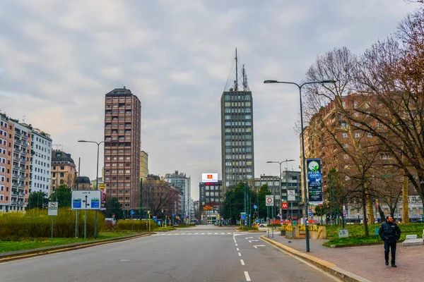 MILANO, İtalya, 13 Mart 2016: Milano, İtalya 'nın Porta Nuova ilçesindeki bir iş merkezinin gökdelenlerine bakış.
