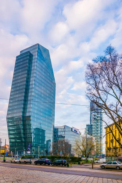 MILANO, İtalya, 13 Mart 2016: Milano, İtalya 'nın Porta Nuova ilçesindeki bir iş merkezinin gökdelenlerine bakış.
