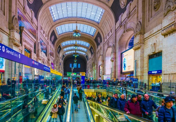 MILANO, İtalya, 13 Mart 2016: Milano Merkez Tren İstasyonu 'nun iç mekanı, İtalya.