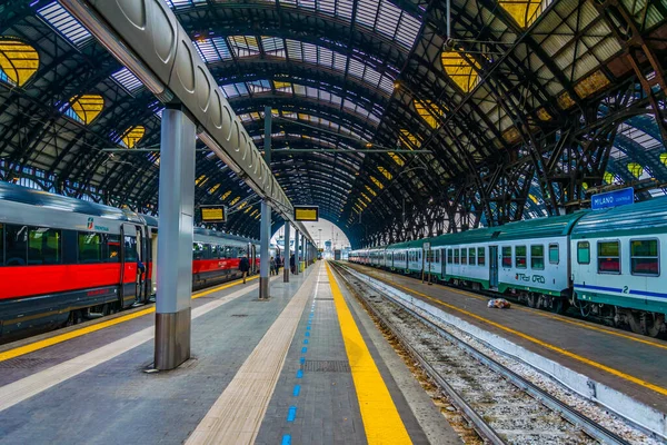 MILANO, İtalya, 13 Mart 2016: Milano Merkez Tren İstasyonu 'nun iç mekanı, İtalya.