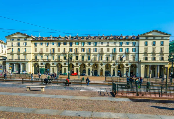 TORINO, İTALYA, 12 Mart 2016: İnsanlar İtalyan şehri Torino 'nun ana meydanında geziniyorlar - Piazza Vittorio veneto.