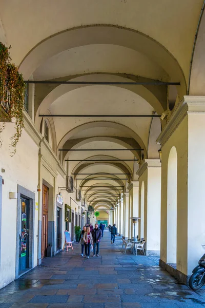 TORINO, İtalya, 12 Mart 2016: İtalyan kenti Torino 'nun tarihi merkezine uzanan kapalı bir oyun salonu manzarası