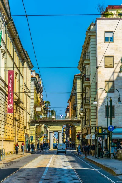 TORINO, İtalya, 12 Mart 2016: İtalya 'nın Torino kentindeki köstebek Antonelliana' ya giden dar bir sokağa bakış