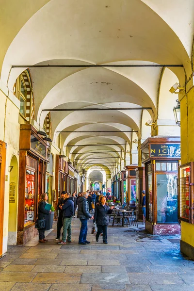 TORINO, İtalya, 12 Mart 2016: İtalyan kenti Torino 'nun tarihi merkezine uzanan kapalı bir oyun salonu manzarası
