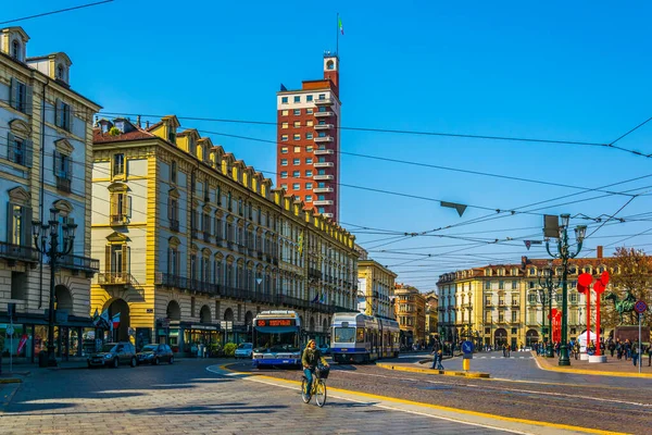 TORINO, İTALYA, 12 Mart 2016: İnsanlar İtalya 'nın Torino kentindeki kale meydanındaki tarihi saray ve castello degli acaja binalarında geziniyorlar..