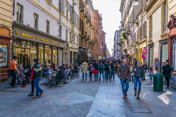 TORINO, İtalya, 12 Mart 2016: İtalya 'nın Torino şehrinde insanlar Roma üzerinden sokakta yürüyorlar