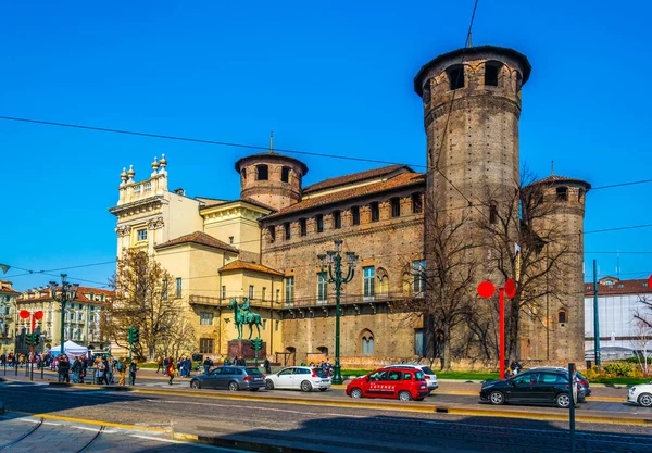 TORINO, İtalya, 12 Mart 2016: İtalya 'nın Torino kentindeki Piazza del Castello' da yer alan Castello degli acaja kalesinin manzarası.