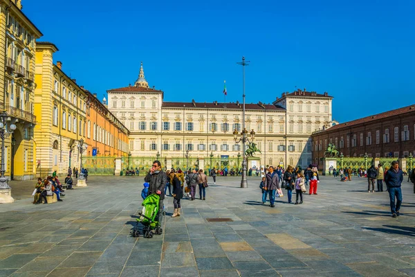 TORINO, İTALYA, 12 Mart 2016: İtalya 'nın Torino kentindeki sarayın önünden insanlar geçiyor
