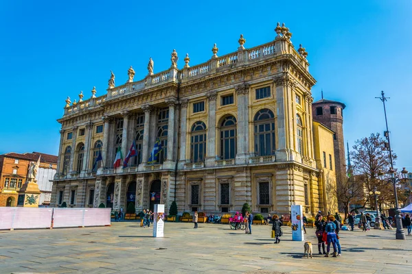 TORINO, İTALYA, 12 Mart 2016: İtalya 'nın Torino kentindeki Madama Sarayı' nın önünden insanlar geçiyor