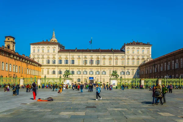 TORINO, İTALYA, 12 Mart 2016: İtalya 'nın Torino kentindeki sarayın önünden insanlar geçiyor