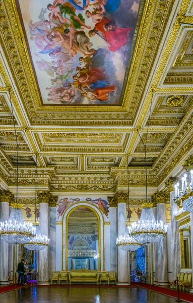 TORINO, İtalya, 12 Mart 2016: İtalya 'nın Torino kentindeki sarayın ayna salonu manzaralı.