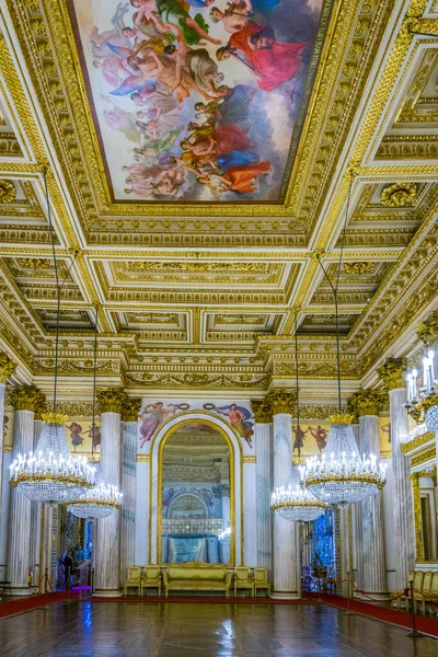 TORINO, İtalya, 12 Mart 2016: İtalya 'nın Torino kentindeki sarayın ayna salonu manzaralı.