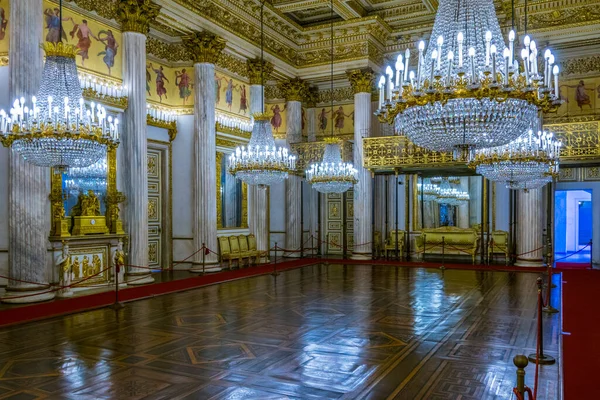 TORINO, İtalya, 12 Mart 2016: İtalya 'nın Torino kentindeki sarayın ayna salonu manzaralı.