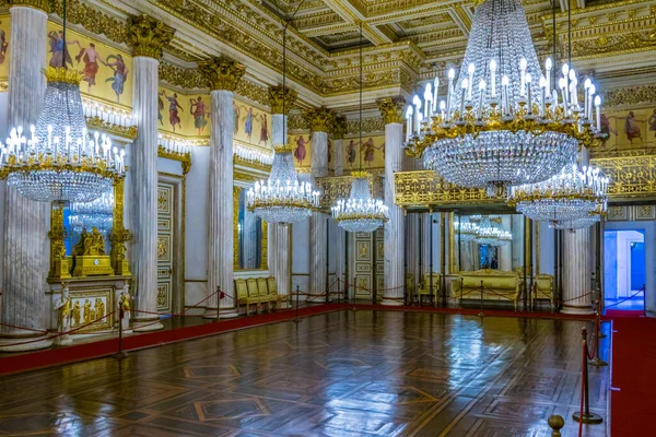 TORINO, İtalya, 12 Mart 2016: İtalya 'nın Torino kentindeki sarayın ayna salonu manzaralı.