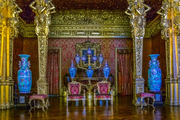 TORINO, İtalya, 12 Mart 2016: İtalya 'nın Torino şehrindeki saray sarayının taht salonu manzarası.