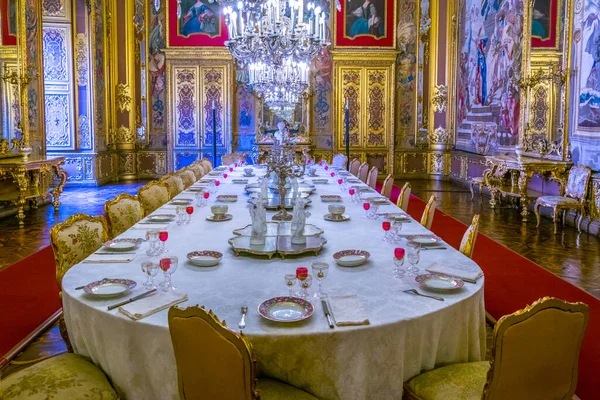 TORINO, İTALYA, 12 Mart 2016: İtalya 'nın Torino şehrinde bir sarayın yemek salonu manzarası.