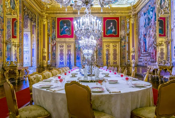 TORINO, İTALYA, 12 Mart 2016: İtalya 'nın Torino şehrinde bir sarayın yemek salonu manzarası.