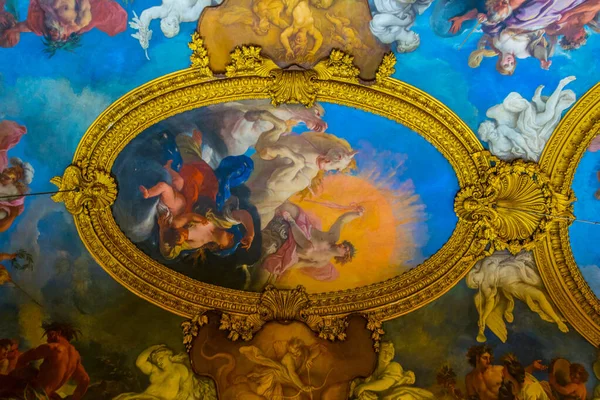 TORINO, İtalya, 12 Mart 2016: İtalya 'nın Torino kentindeki sarayın dekoratif tavan manzarası.
