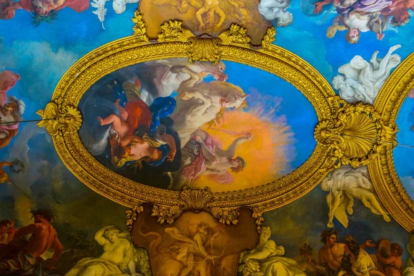 TORINO, İtalya, 12 Mart 2016: İtalya 'nın Torino kentindeki sarayın dekoratif tavan manzarası.