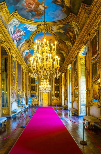 TORINO, İtalya, 12 Mart 2016: İtalya 'nın Torino şehrinde saray gerçekliğinin güzel bir koridoru.