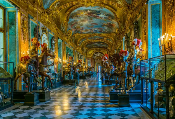 TORINO, İTALYA, 12 Mart 2016: İtalyan Torino şehrindeki saray cephaneliğinin manzarası.