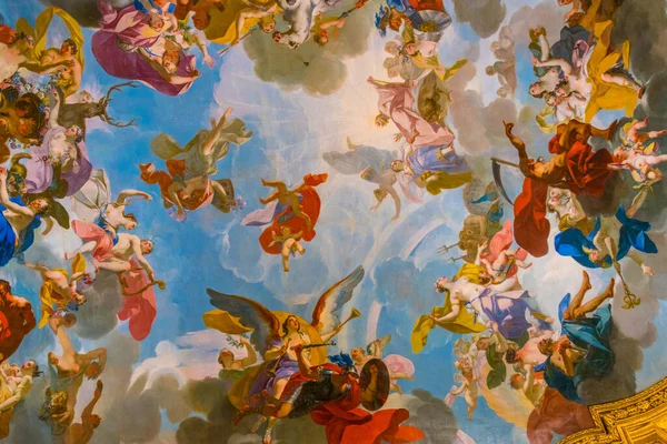 TORINO, İtalya, 12 Mart 2016: İtalya 'nın Torino kentindeki sarayın dekoratif tavan manzarası.