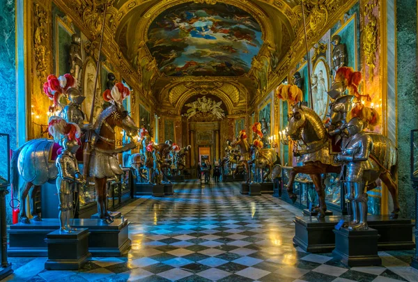 TORINO, İTALYA, 12 Mart 2016: İtalyan Torino şehrindeki saray cephaneliğinin manzarası.