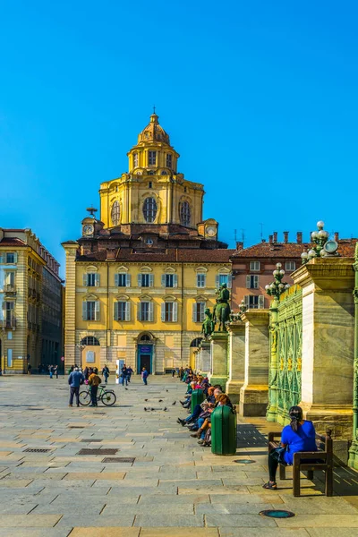 TORINO, İtalya, 12 Mart 2016: İtalya 'nın Torino kentindeki Aziz Lorenzo Kilisesi' nin havadan görünüşü