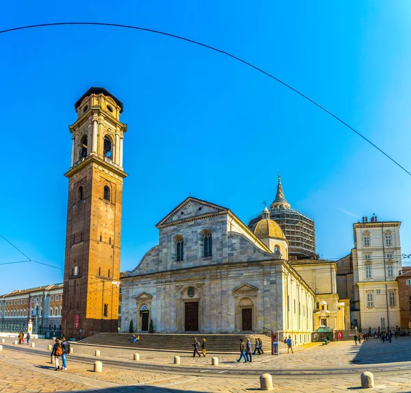 TORINO, İtalya, 12 Mart 2016: Torino Katedrali manzarası. İçinde Kutsal Kefen Şapeli (Torino Kefeni 'nin şu anki dinlenme yeri) bulunmaktadır.)