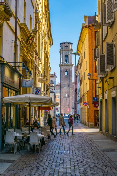 TORINO, İtalya, 12 Mart 2016: İtalyan Torino şehrinde insanlar sokakta yürüyor