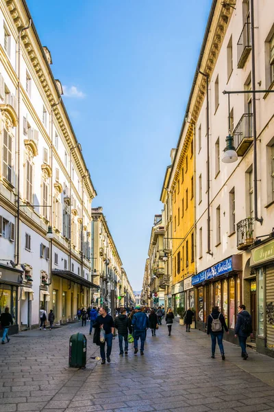 Torino Italië Maart 2016 Mensen Lopen Straat Italiaanse Stad Torino — Stockfoto