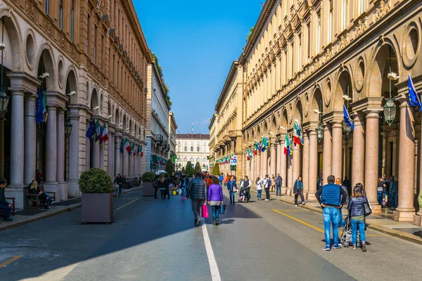TORINO, İtalya, 12 Mart 2016: İtalya 'nın Torino şehrinde insanlar Roma üzerinden sokakta yürüyorlar