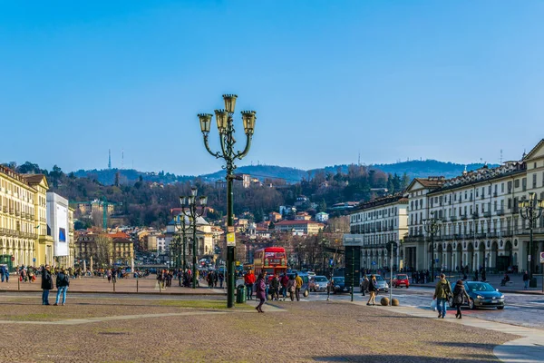 TORINO, İTALYA, 12 Mart 2016: İnsanlar İtalyan şehri Torino 'nun ana meydanında geziniyorlar - Piazza Vittorio veneto.