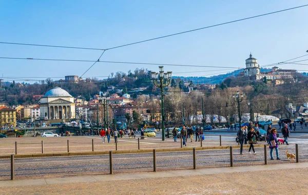 TORINO, İTALYA, 12 Mart 2016: İnsanlar İtalyan şehri Torino 'nun ana meydanında geziniyorlar - Piazza Vittorio veneto.