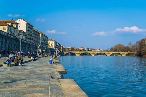 TORINO, İtalya, 12 Mart 2016: İtalya 'nın Torino şehrinde insanlar Po Nehri' nin Murazzi nehri kenarında yürüyorlar.