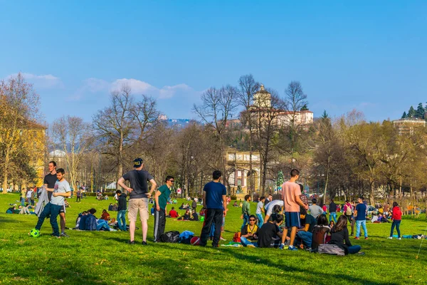 TORINO, İtalya, 12 Mart 2016: İnsanlar İtalya 'nın Torino kentindeki Parco del Valentino' da güneşli bir günün tadını çıkarıyorlar