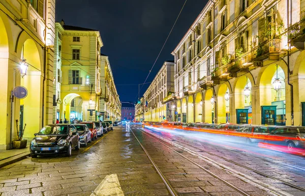 TORINO, İtalya, 12 Mart 2016: İtalyan Torino kentindeki Po üzerinden gece trafiğine bakış