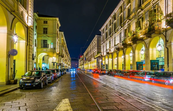 TORINO, İtalya, 12 Mart 2016: İtalyan Torino kentindeki Po üzerinden gece trafiğine bakış