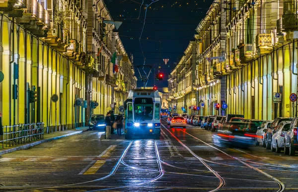 TORINO, İtalya, 12 Mart 2016: İtalyan Torino kentindeki Po üzerinden gece trafiğine bakış