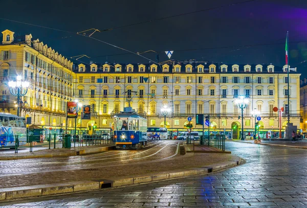 TORINO, İtalya, 12 Mart 2016: İtalya 'nın Torino kentindeki şato meydanında aydınlatılmış Piazza Castello' nun gece görüşü.
